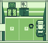 Le parking : une voiture rouge, une porte de McDo, une porte de salle de sport